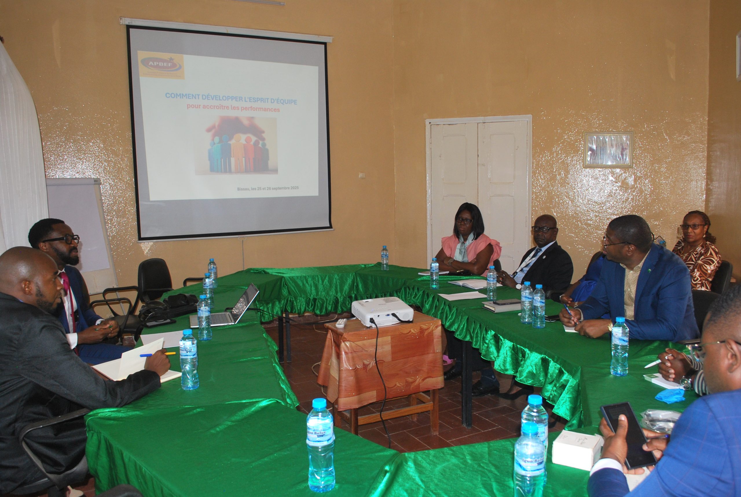 Partilha de ideias e experiências entre os colaboradores dos bancos