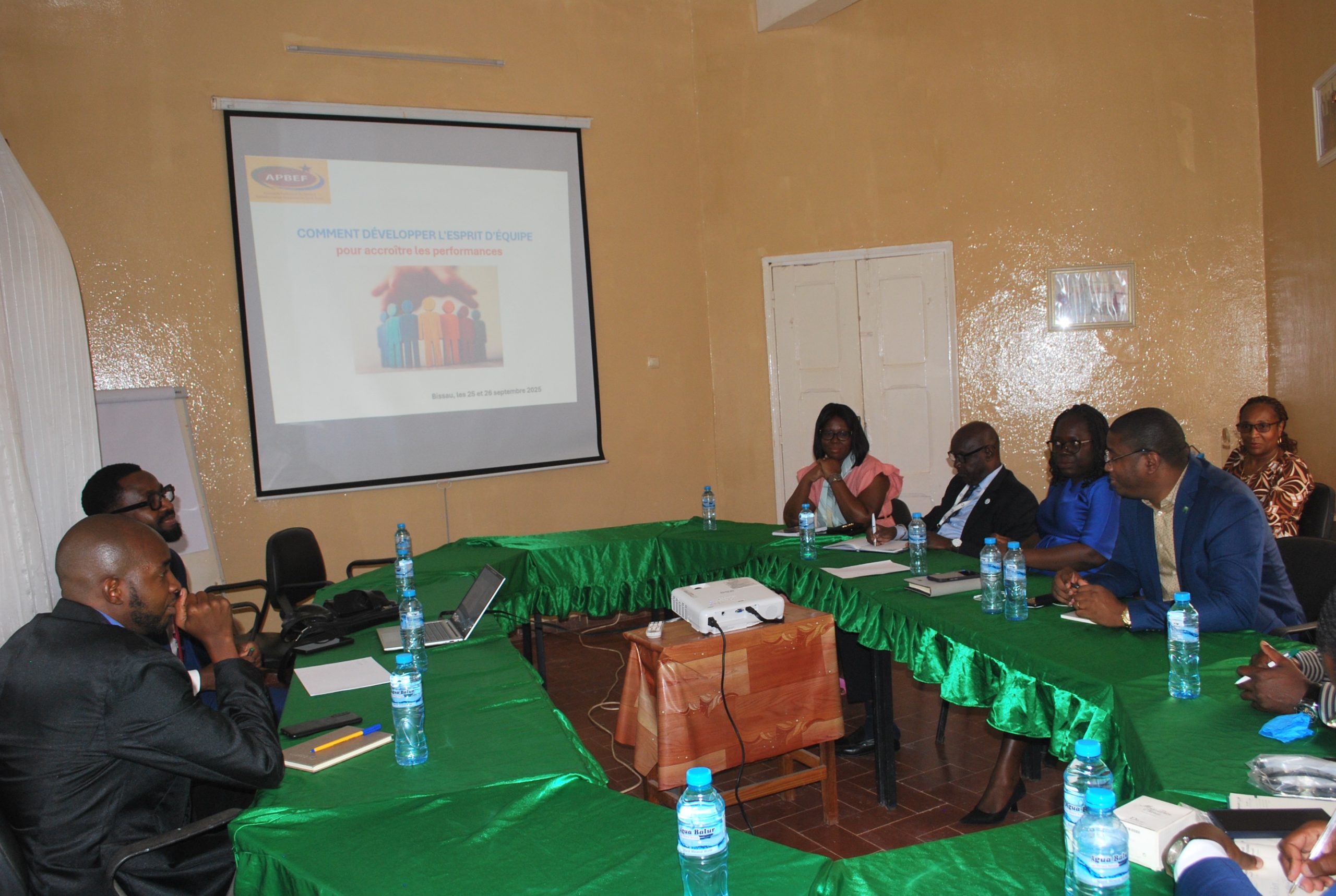 Partilha de ideias e experiências entre os colaboradores dos bancos